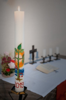Osterkerze 2019 mit Altar