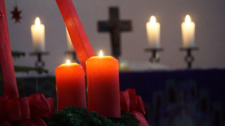 Adventskranz vor Altar