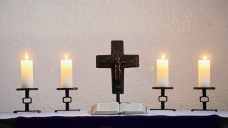 Altar mit Kruzifix  und Kerzen