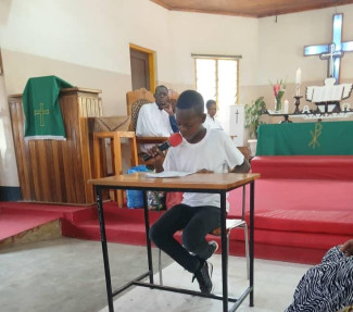 Kinder gestalten den Gottesdienst in Meru am Michaelistag