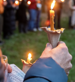 Osternacht: Hand mit Kerze