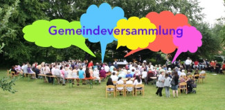 Gemeindeversammlung auf der Kirchenwiese