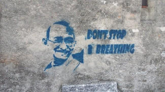 Ghandi-Graffiti "Don't stop breathing"