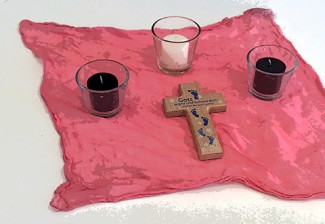 Kerzen und Kreuz
