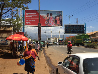 Meru: Straße in Moshi