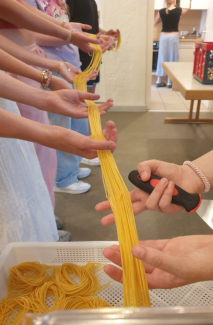 Nudeln machen in der Jugendgruppe