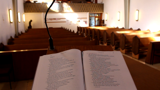 Lektionar mit Blick in Kirche