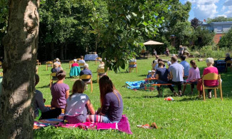 Gottesdienst auf der Kirchenweise mit Picknickdecken 