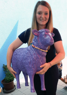 Lila Schaf mit Tanja Burkhardt Kita Bischberg