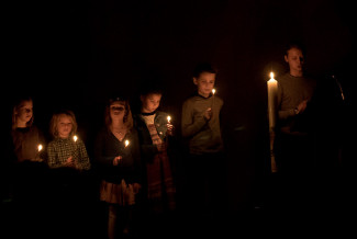 Kinder mit Kerzen in der Osternacht