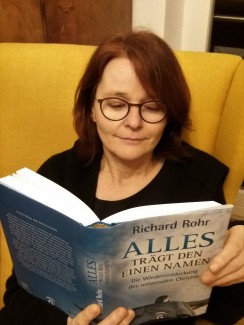 Frau liest Buch