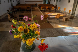 Kirchenraum mit Stühlen