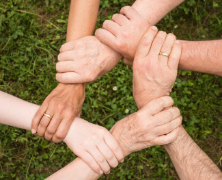 Gemeinschaft Hände verschränkt