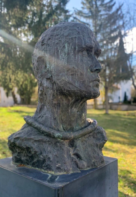 Denkmal zim Gedenken an Dietrich Bonhoeffer auf der Wiese vor der Matthäuskirche