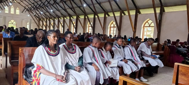 Kirchenvorsteher*innen und Kinder in Nkoaranga