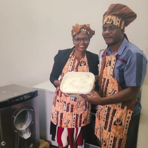 Vicky Ndossy und Godlove Mgonja mit der neuen Eismaschine im URRC-Café