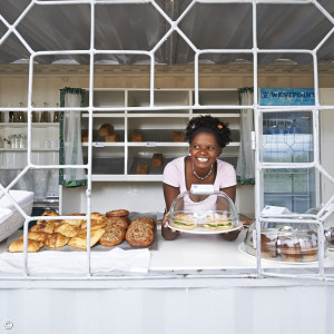 Meru URRC: Vicky Ndossy im Café-Fenster