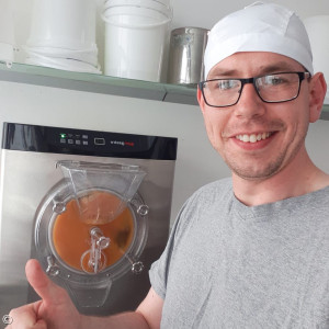 Bäckermeister Kai Küfner mit der von ihm ausgesuchten Eismaschine